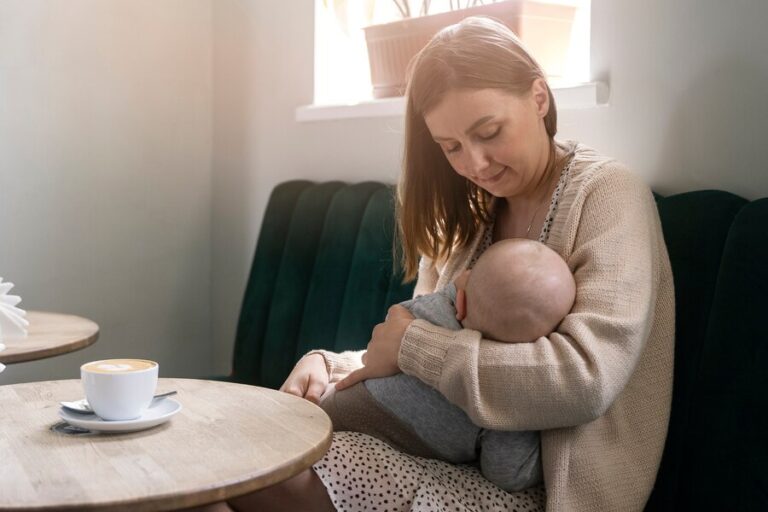 women-feeding-breastfeed-to-baby